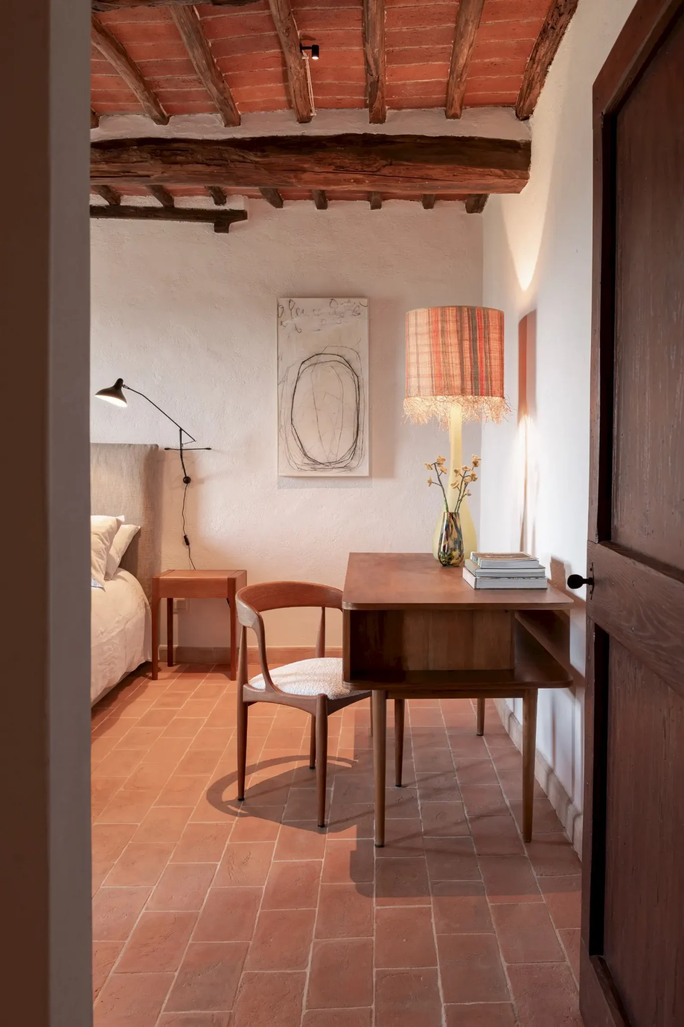 chambre avec poutres décoration contemporaine maison Italie ancienne en pierres Larco casa