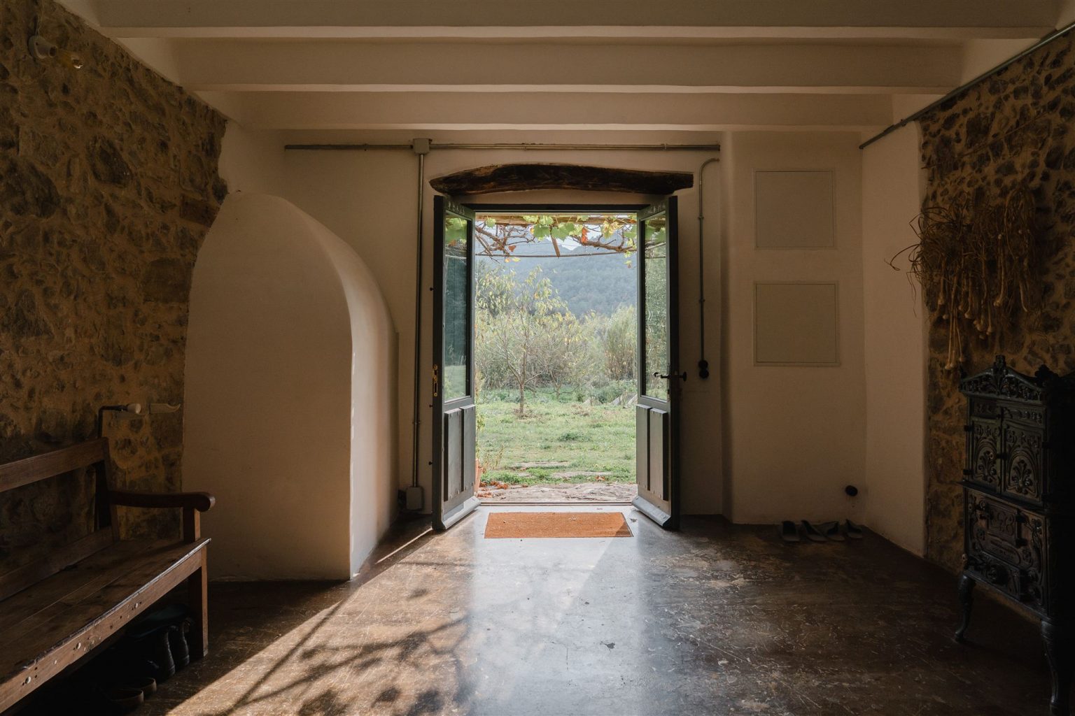entrée avec poutres maison en pierres rénovée du 19e siècle