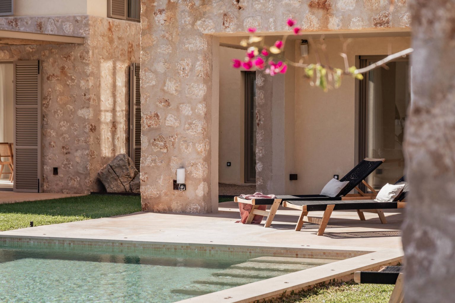 jardin avec piscine et terrasses maison contemporaine en pierres Majorque