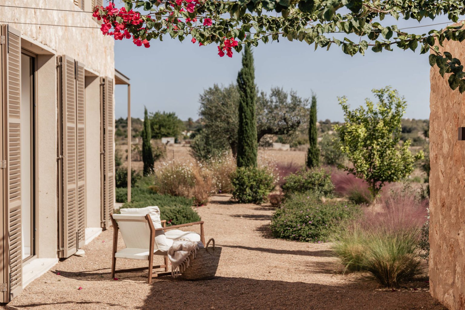 jardin avec cyprès maison contemporaine en pierres Majorque