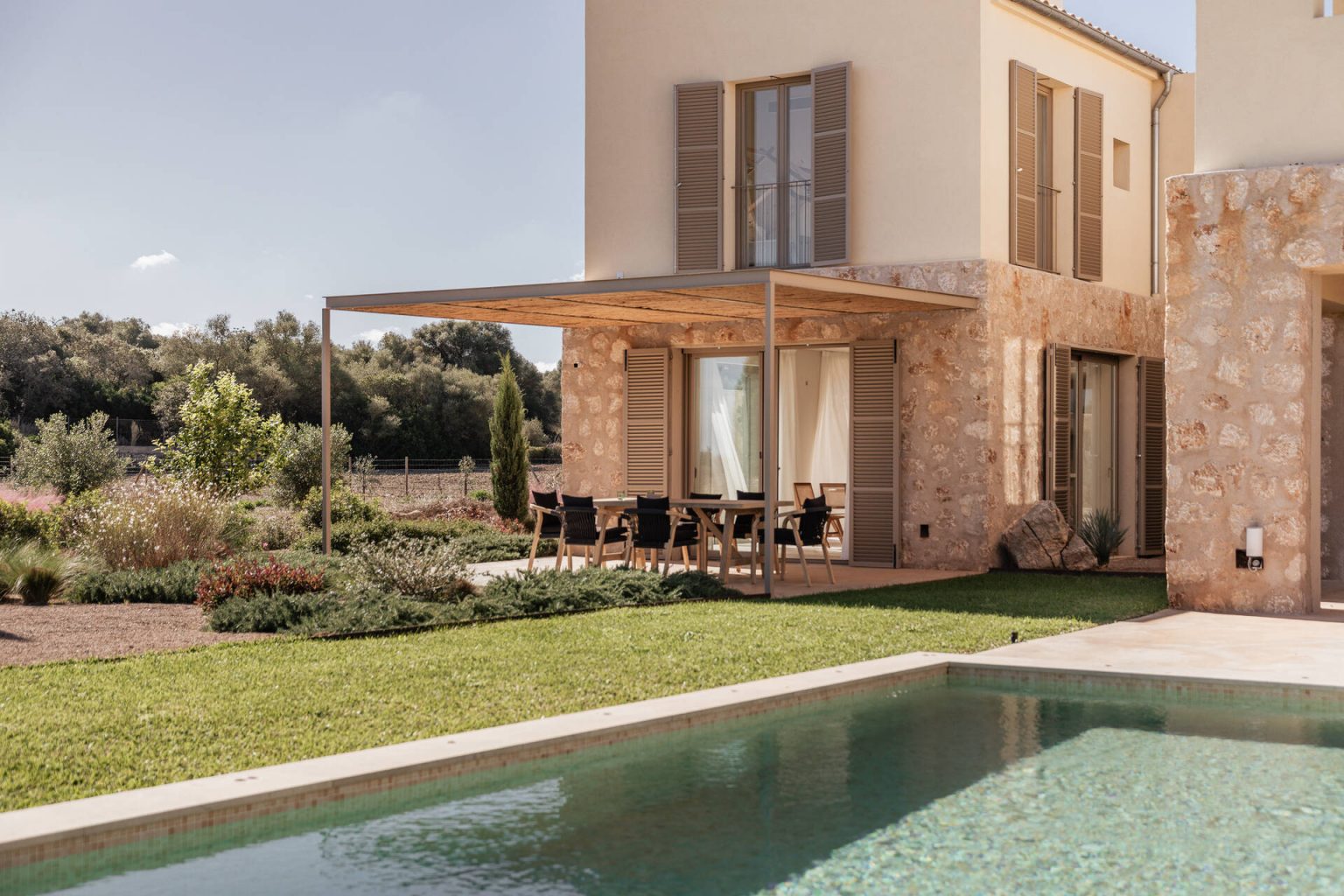 jardin avec piscine maison contemporaine en pierres Majorque avec terrasse et pergola