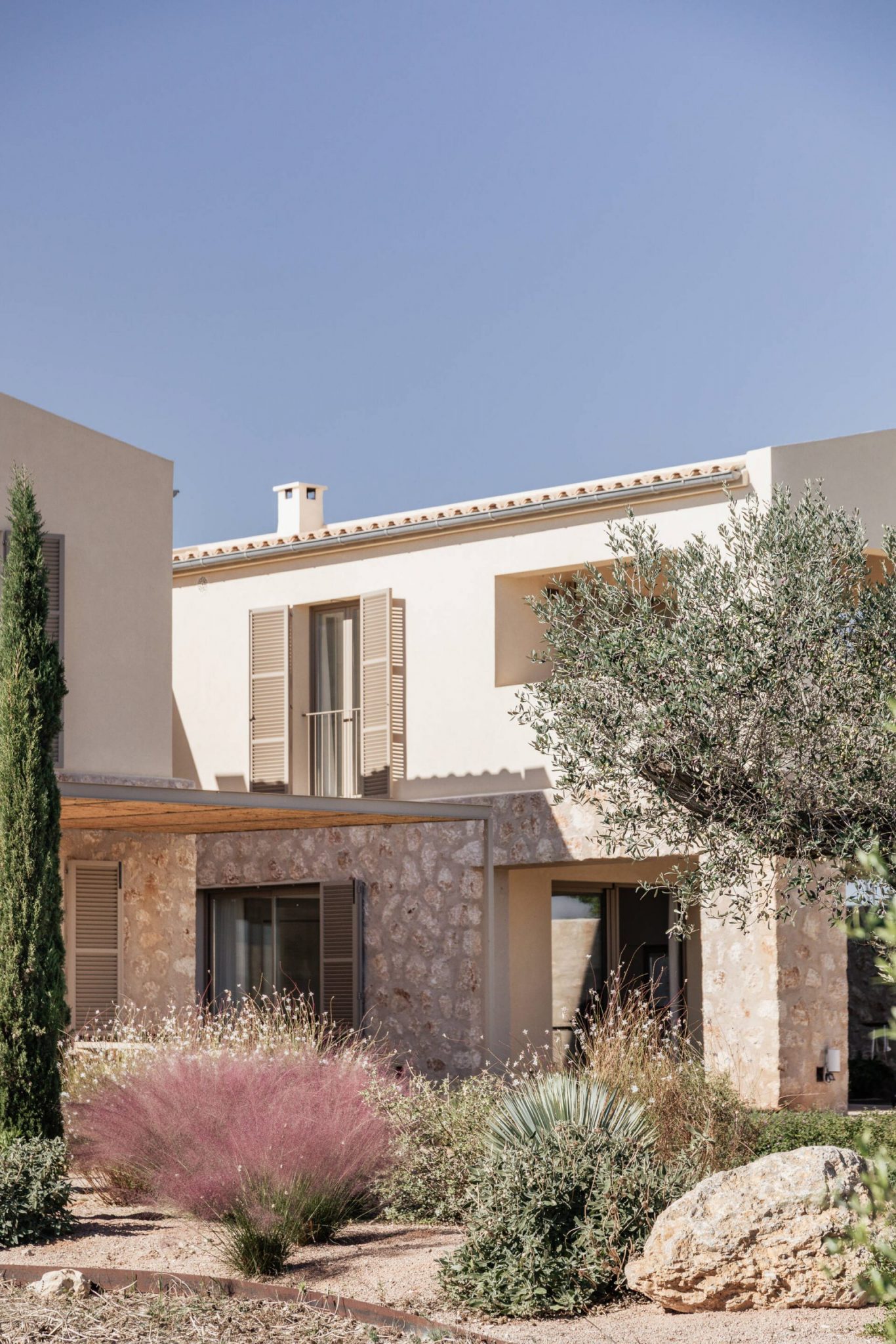 jardin avec olivier maison contemporaine en pierres Majorque