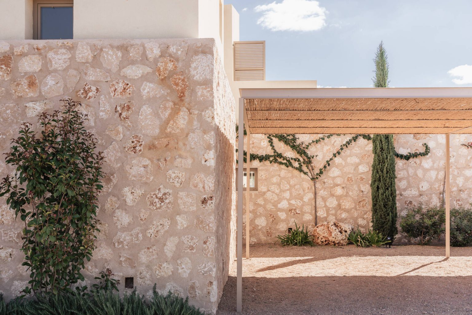 jardin avec pergola maison contemporaine en pierres Majorque