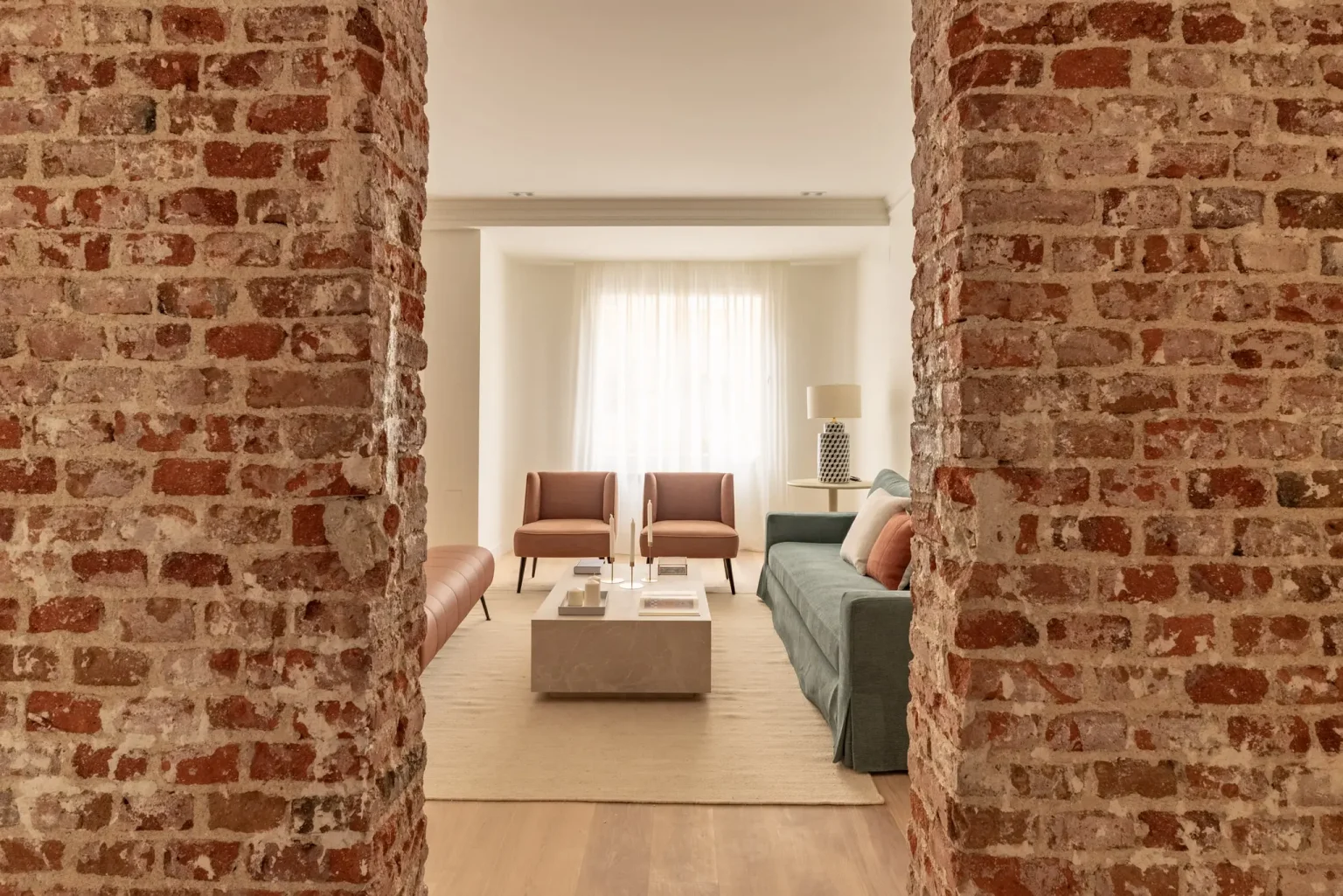 salon avec mur de briques anciennes décoration contemporaine verte et rouille