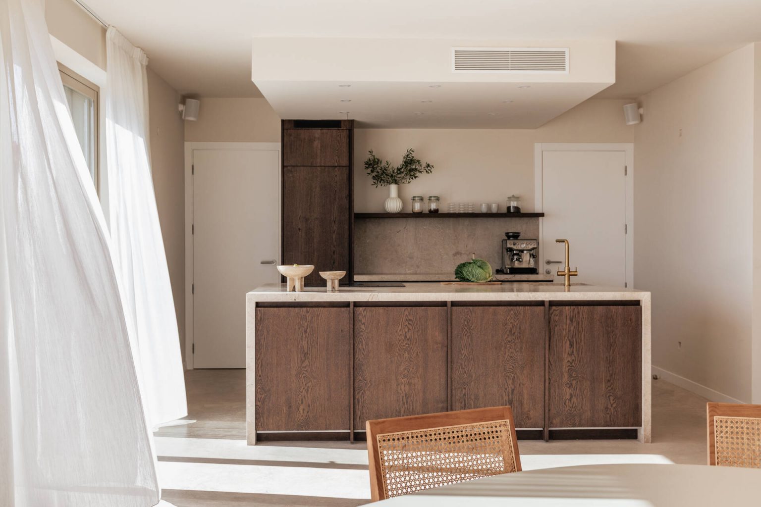 cuisine bois et décoration beige maison contemporaine en pierres Majorque