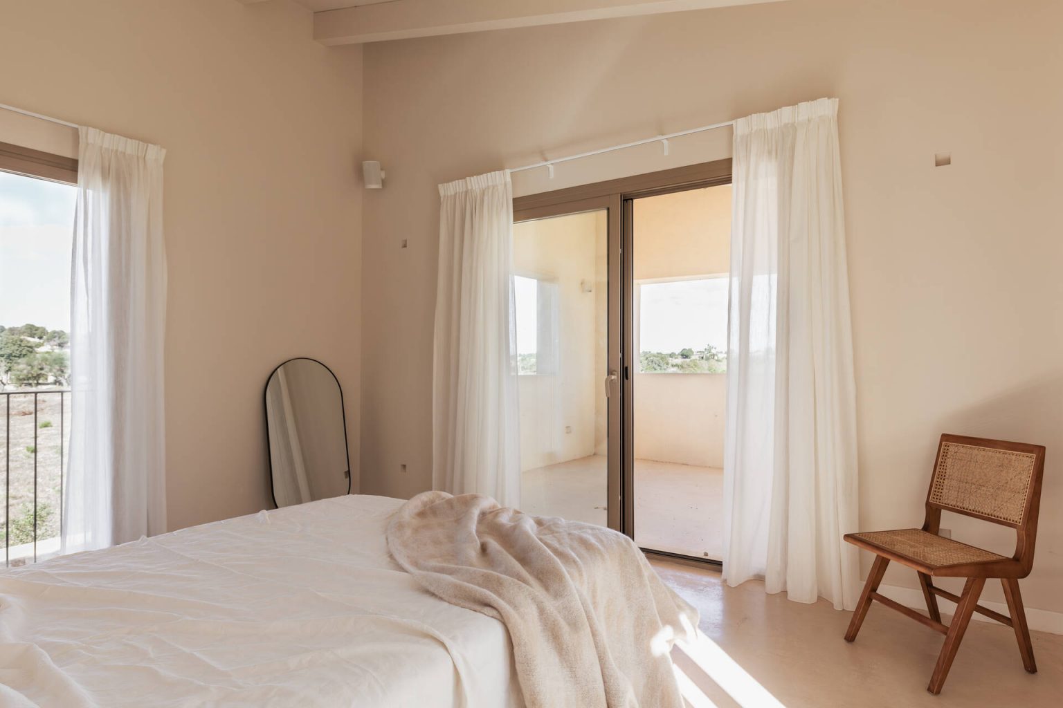 chambre décoration beige maison contemporaine en pierres Majorque