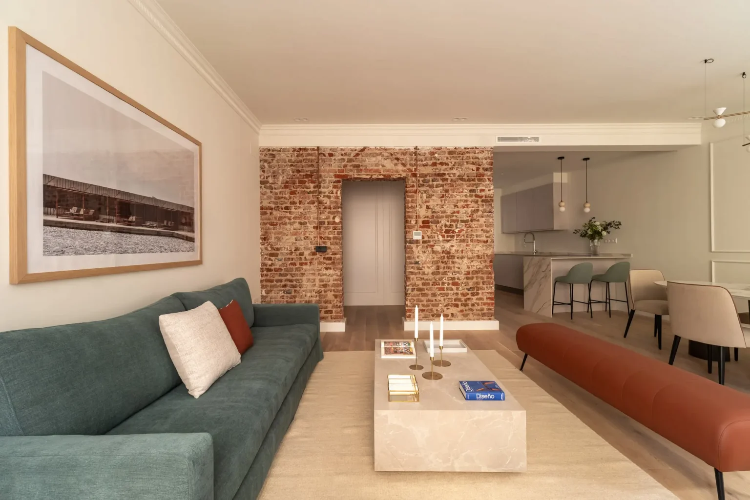 salon avec mur de briques anciennes décoration contemporaine verte et rouille