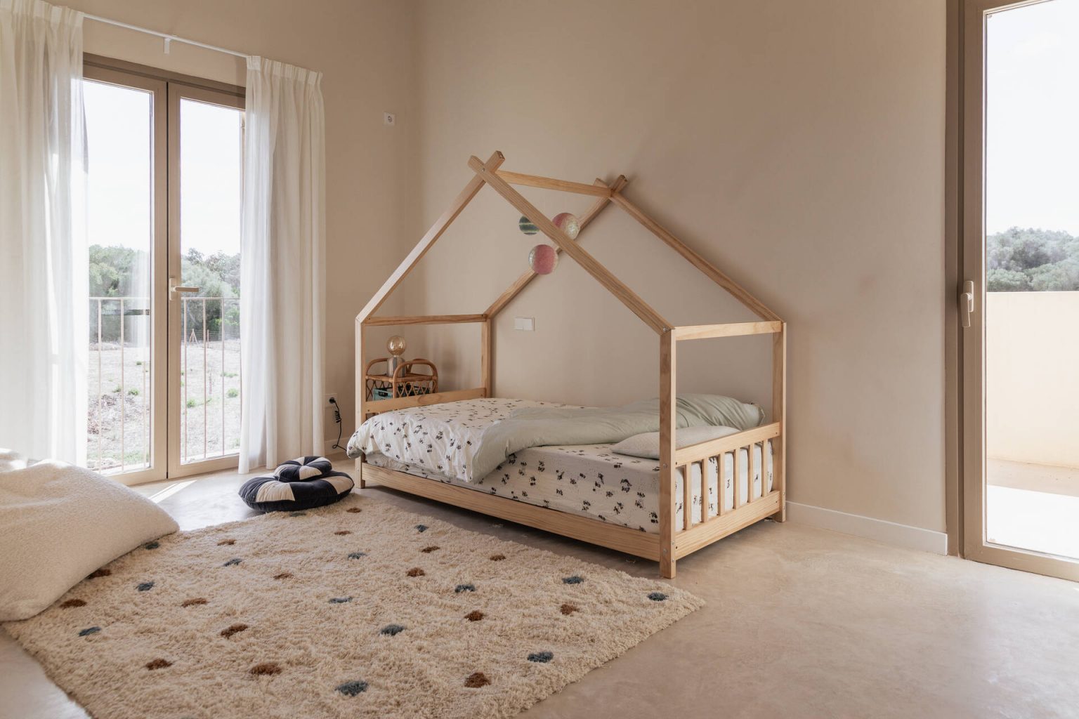 chambre enfant lit cabane décoration beige maison contemporaine en pierres Majorque