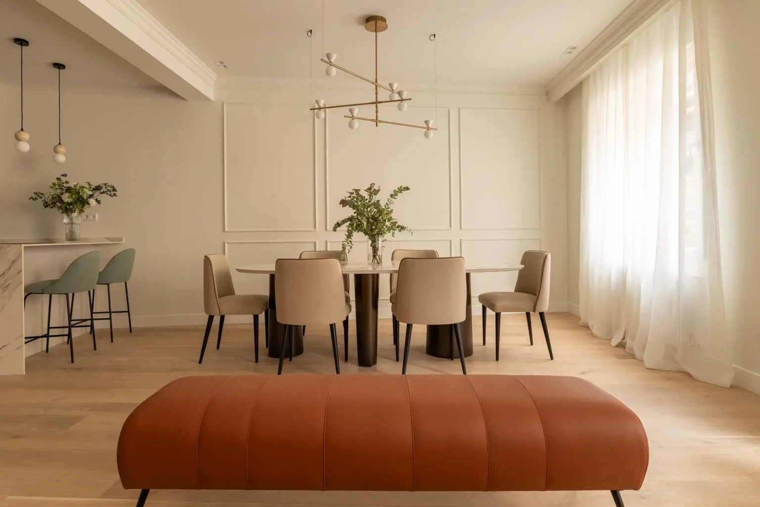 salon salle à manger et cuisine décoration contemporaine verte et rouille