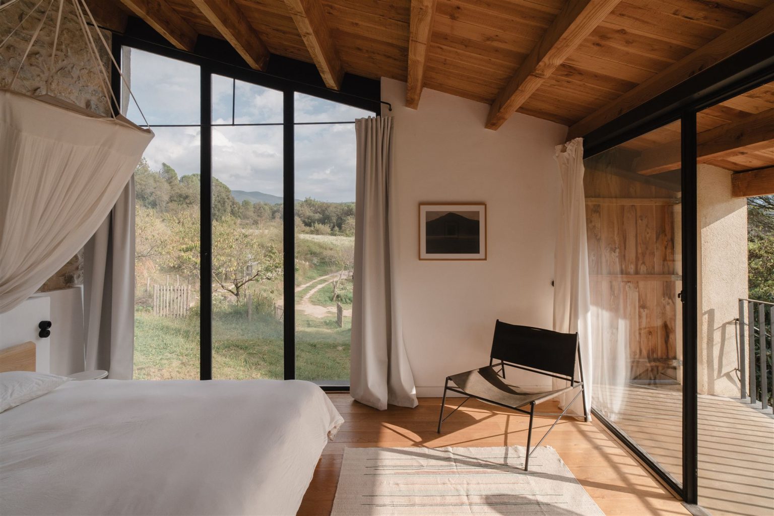 chambre avec poutres maison en pierres rénovée du 19e siècle