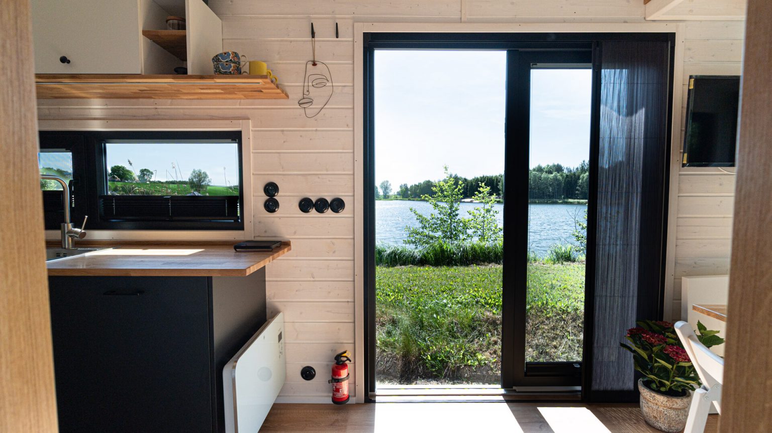 cuisine et salon tiny house Mobi Sky Individual Peach par MobiHouse livrable en France