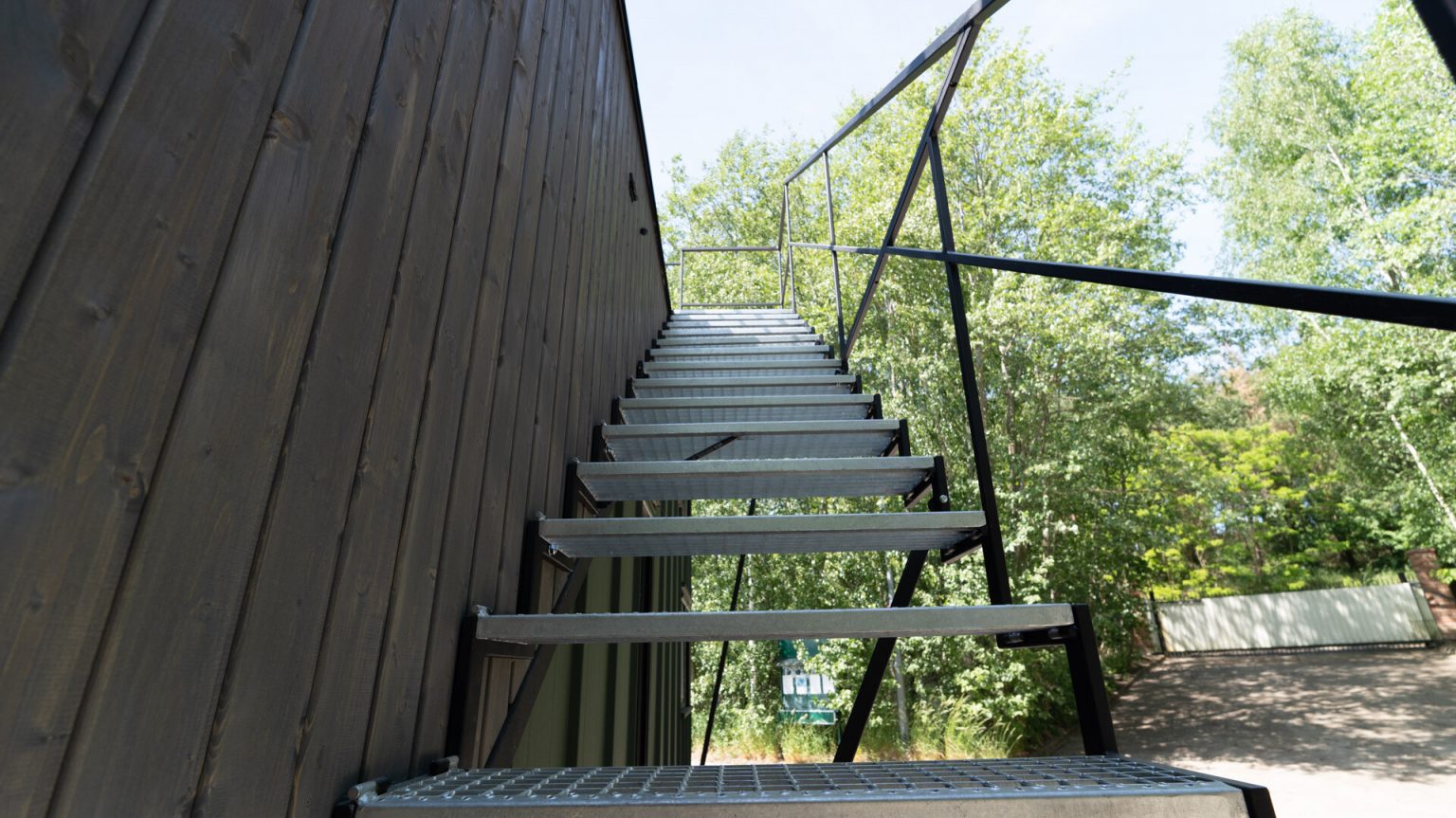 escalier mini maison mobile avec terrasse sur le toit par MobiHouse livrable en France