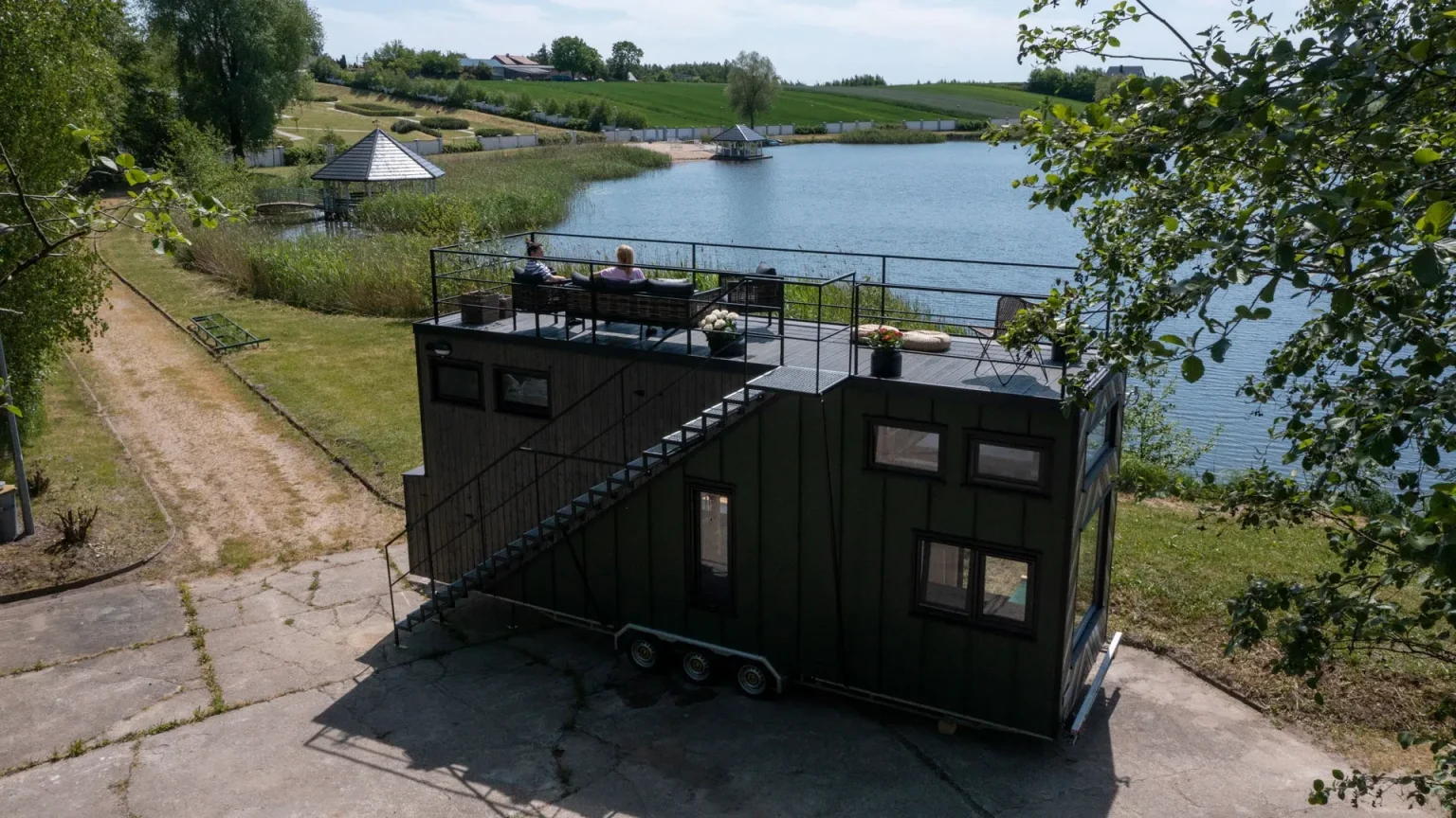 mini maison mobile avec terrasse sur le toit par MobiHouse livrable en France
