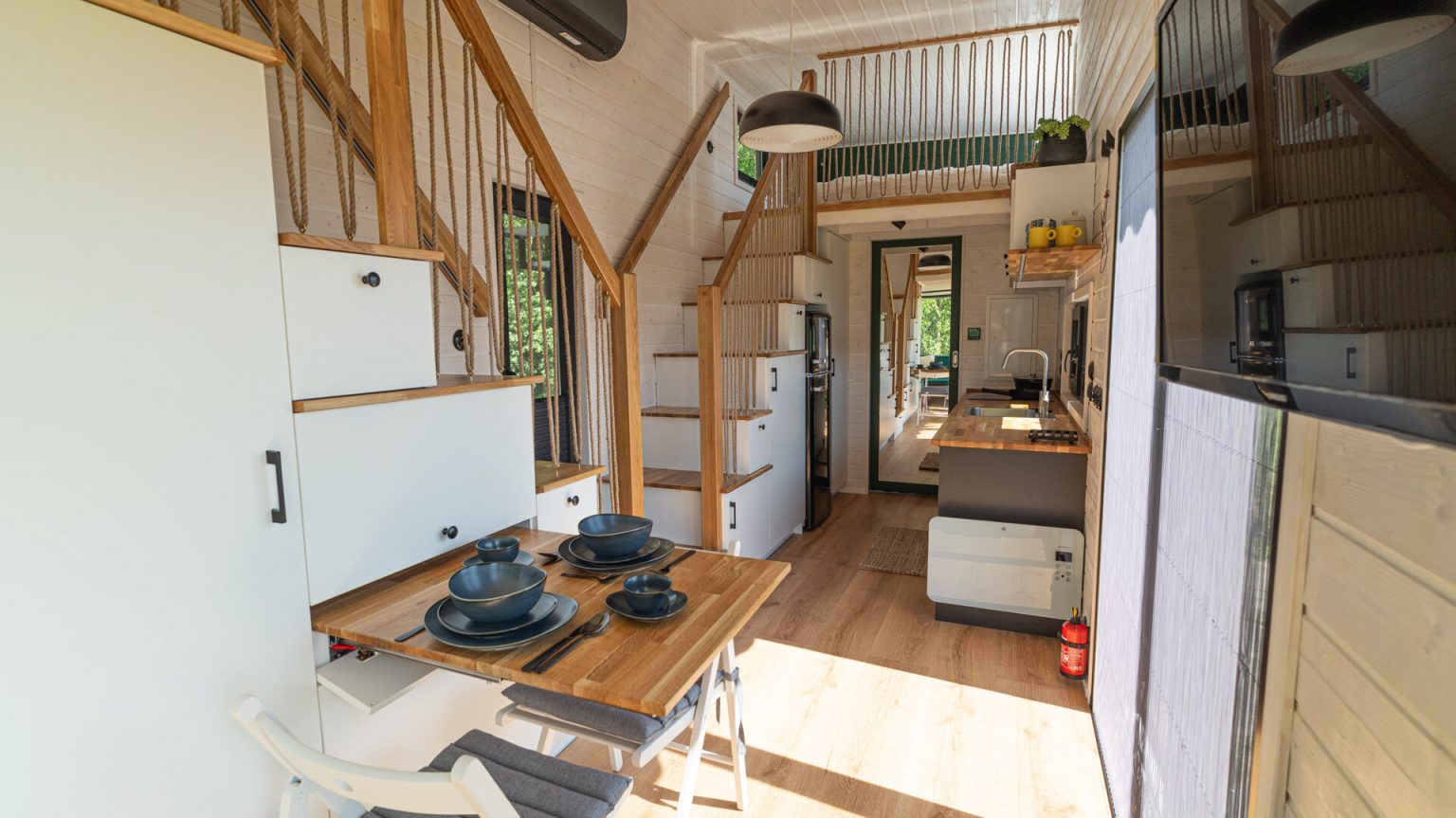 cuisine et salon tiny house Mobi Sky Individual Peach par MobiHouse livrable en France