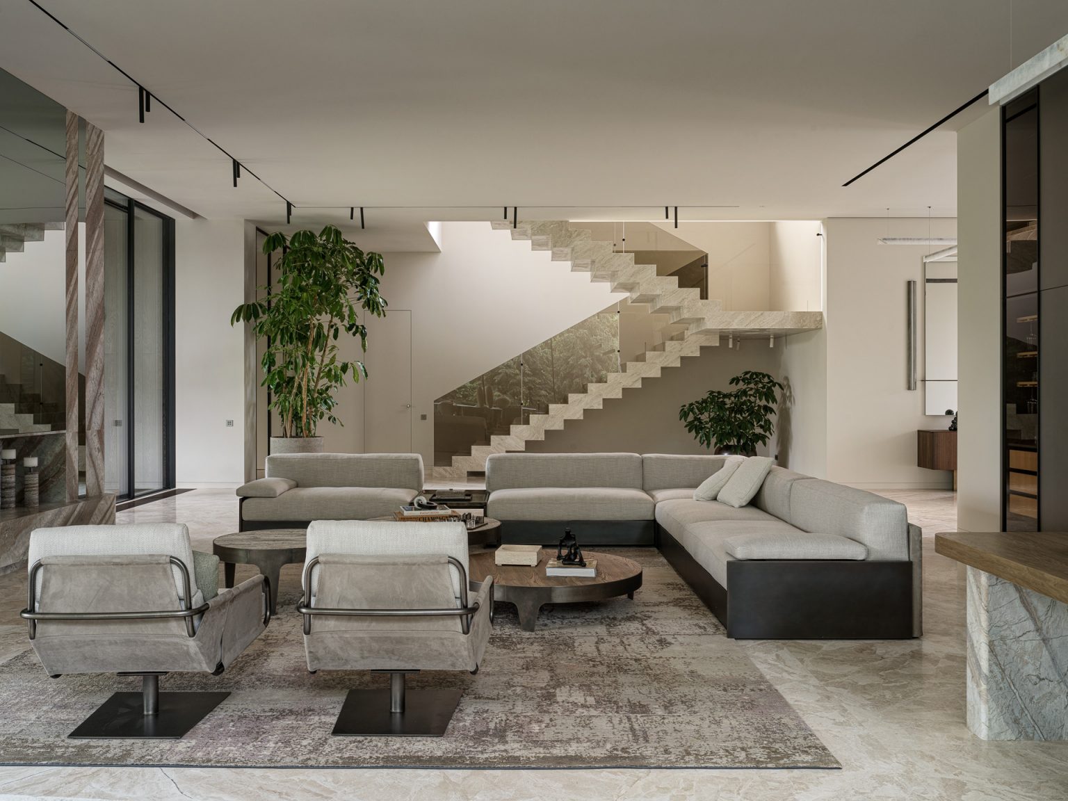 salon avec cheminée marbre et escalier décoration contemporaine