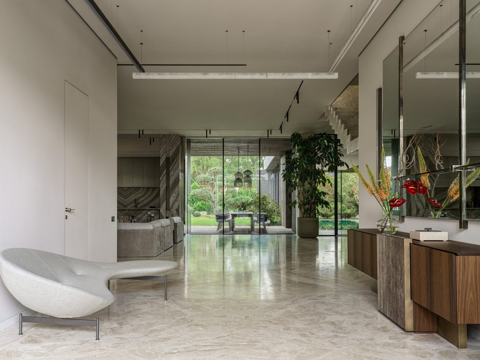 entrée maison avec immenses baies vitrées décoration contemporaine