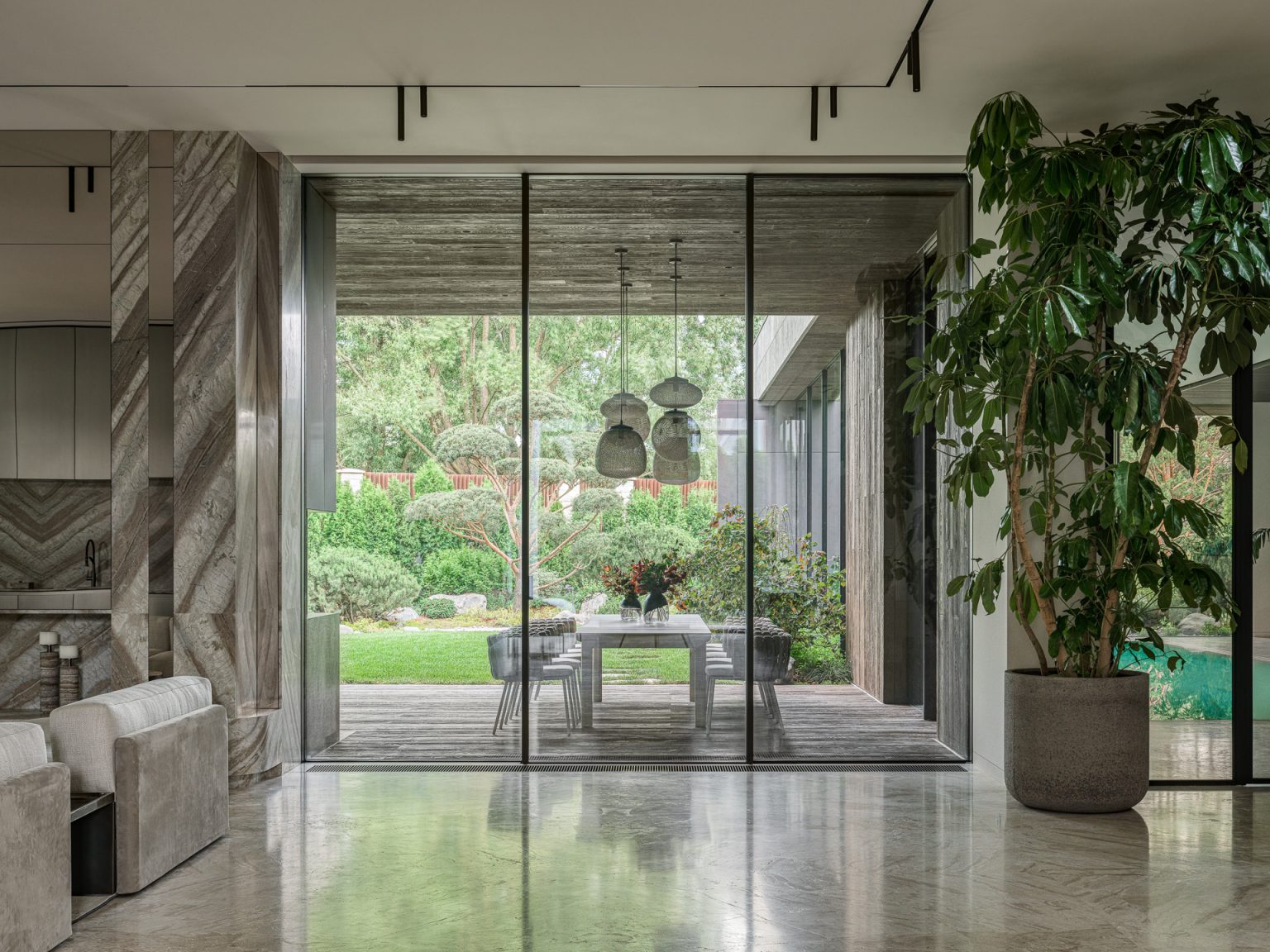 salon avec baies vitrée panoramiques décoration contemporaine