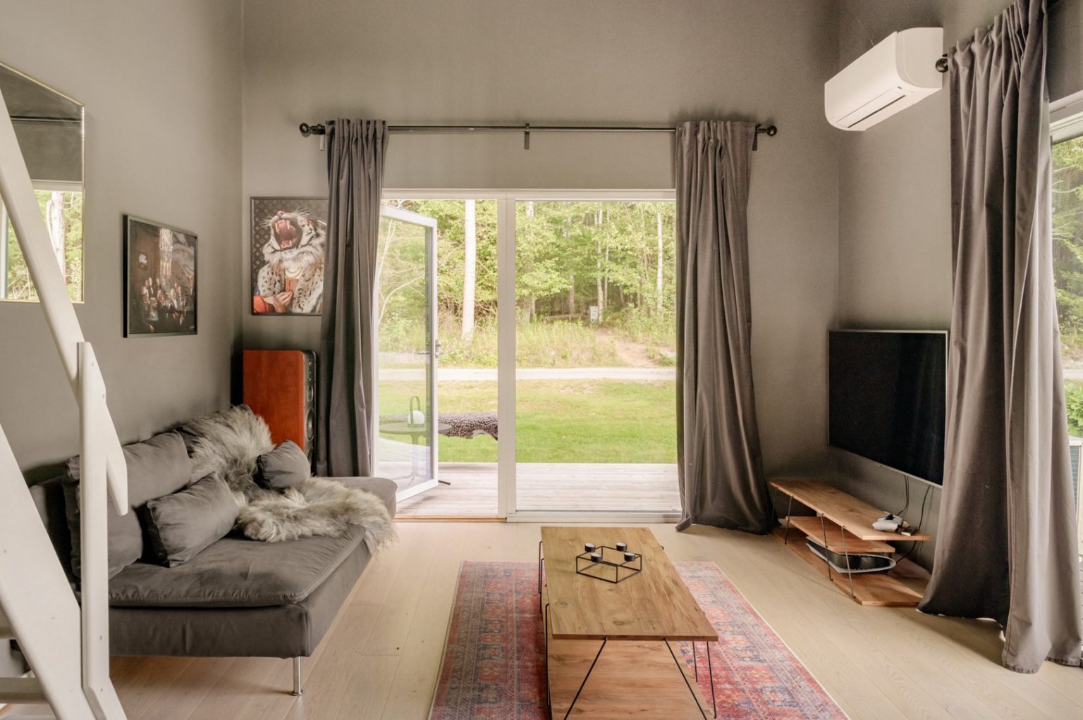 salon avec baie vitrée petite maison 34m2