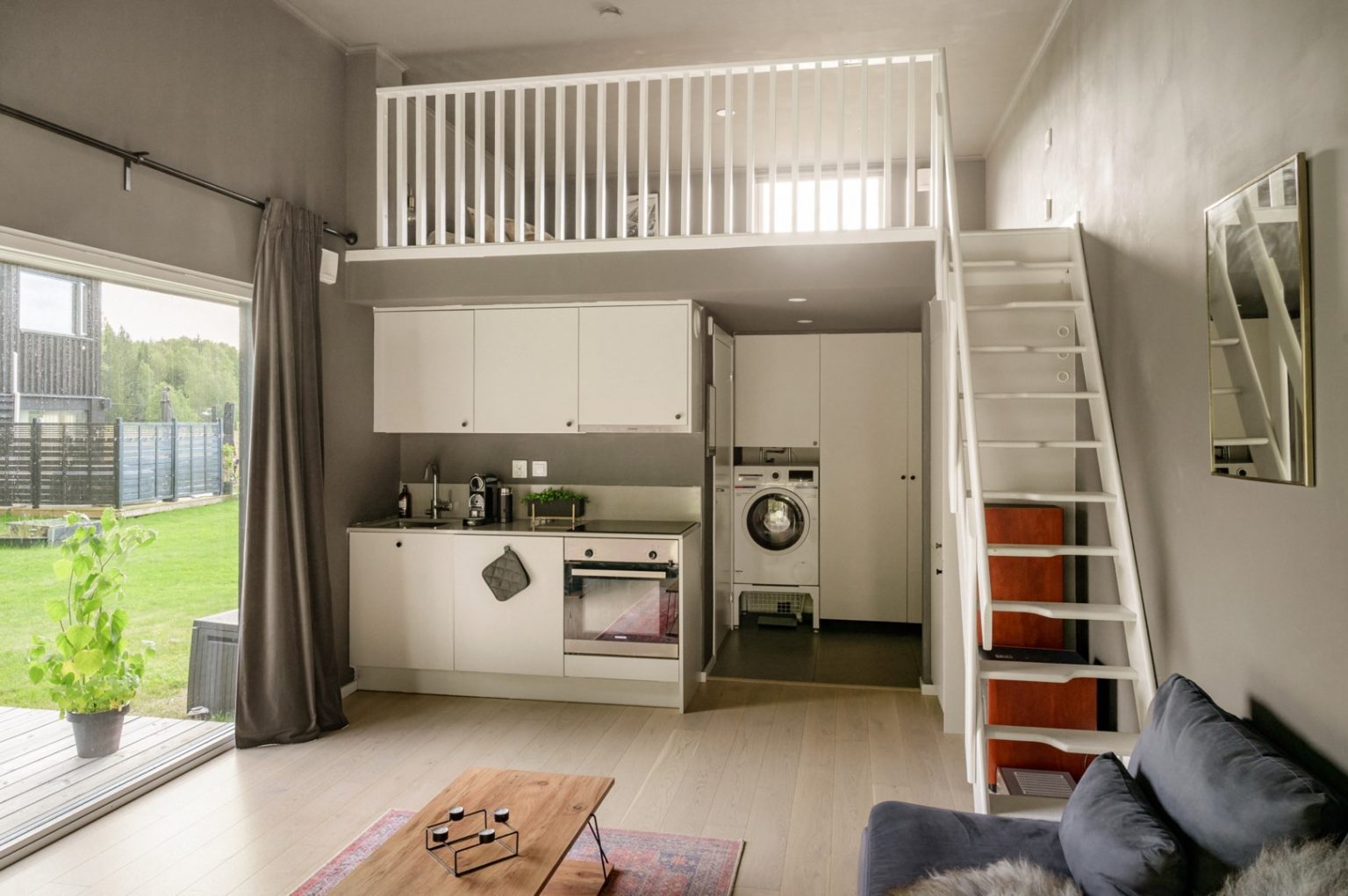 salon et cuisine avec mezzanine petite maison 34m2