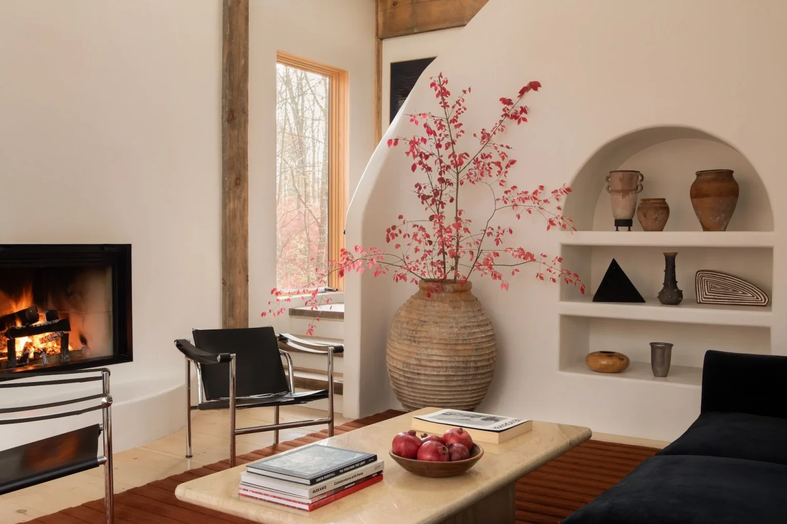 salon avec cheminée décoration contemporaine maison en bois dans la vallée de l'Hudson 