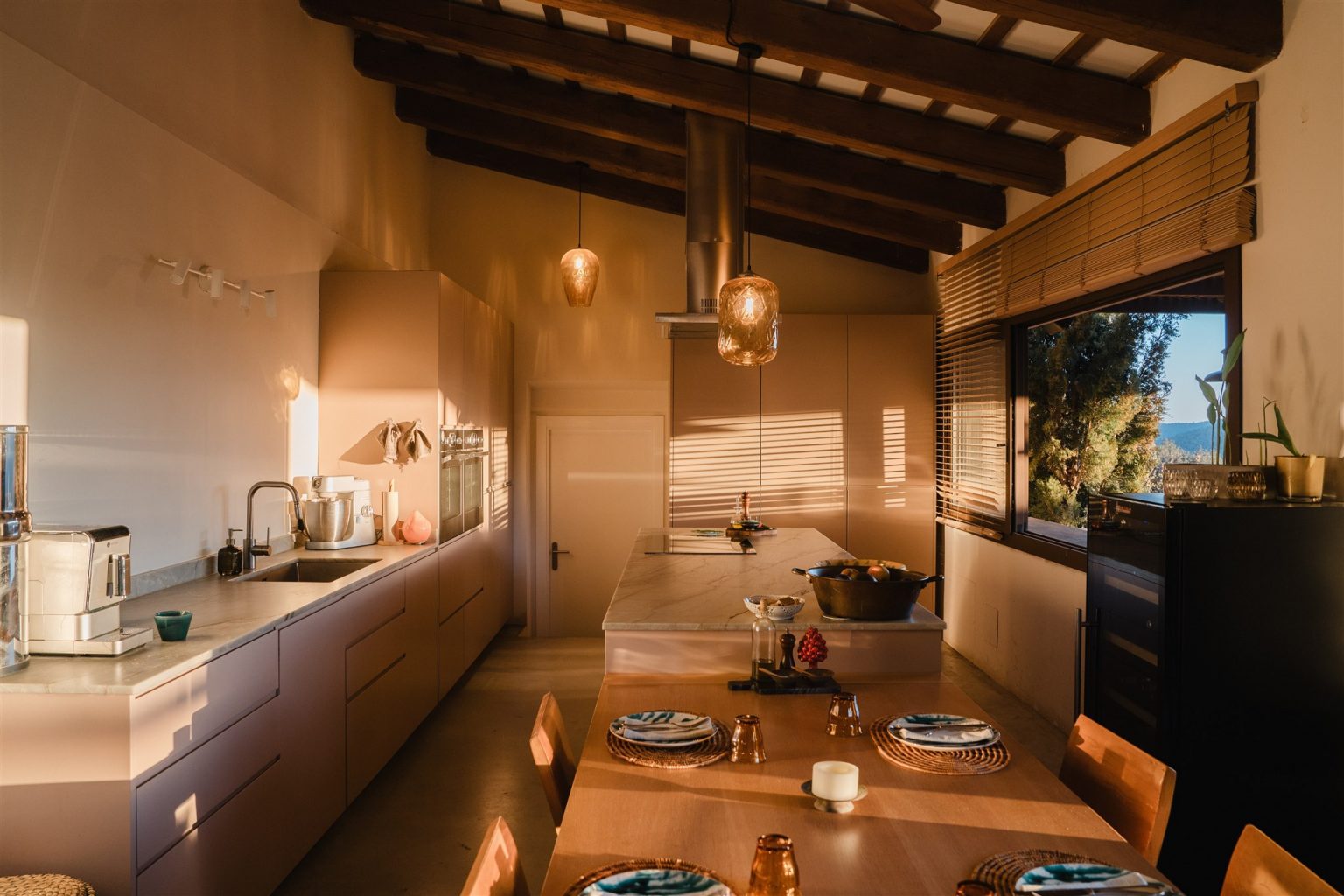 cuisine avec poutres et décoration naturelle maison en pierres 15e siècle rénovée