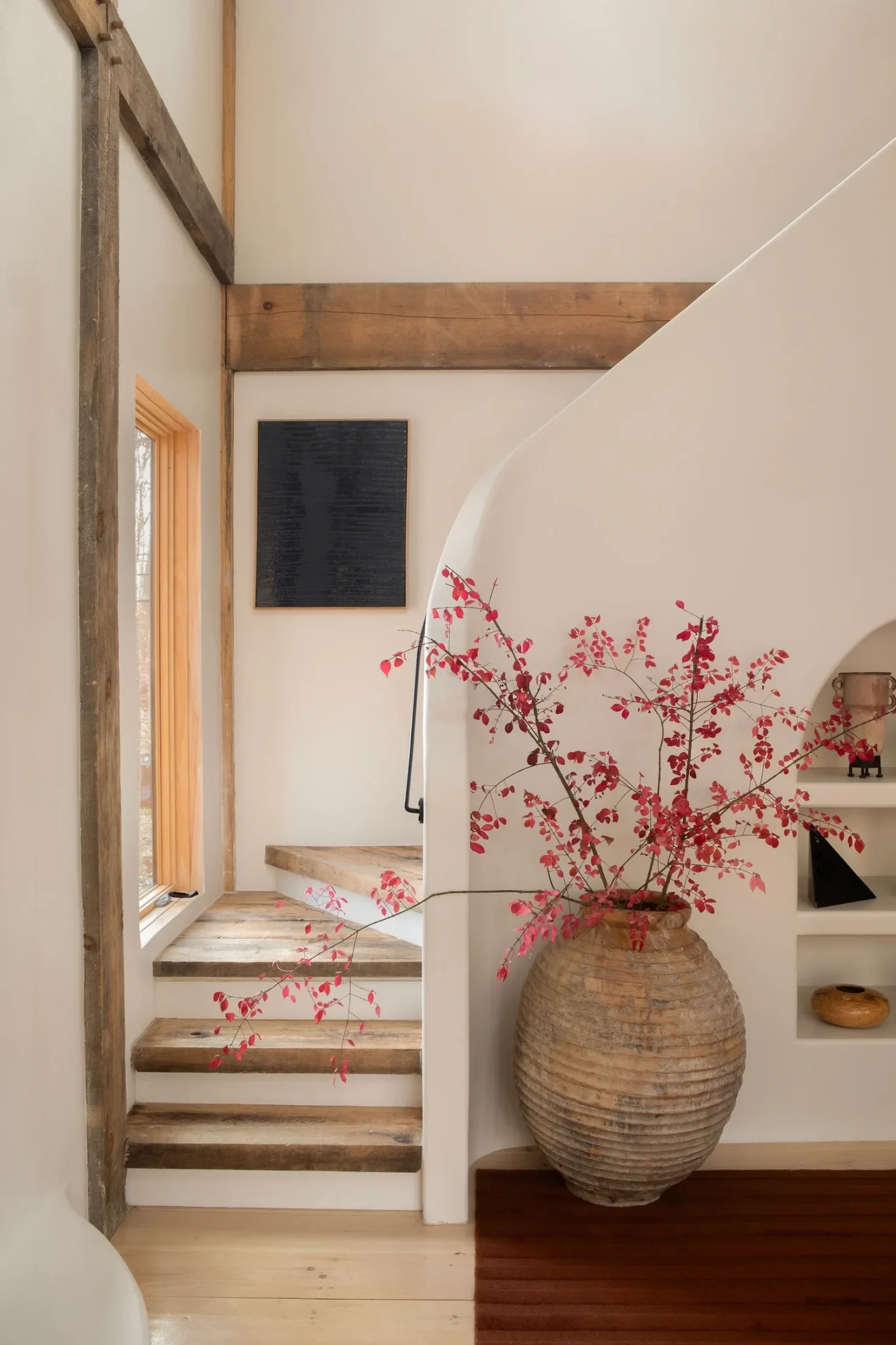 escalier avec garde-corps en plâtre incurvé