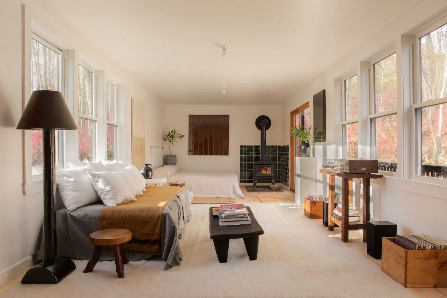 salon avec poêle décoration rustique chic maison en bois dans la vallée de l'Hudson 