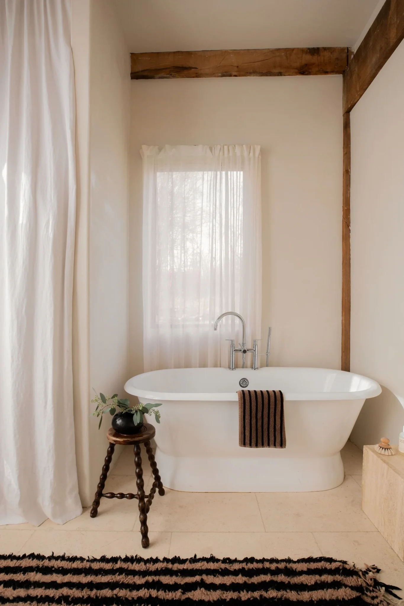 salle de bain classique chic avec poutres