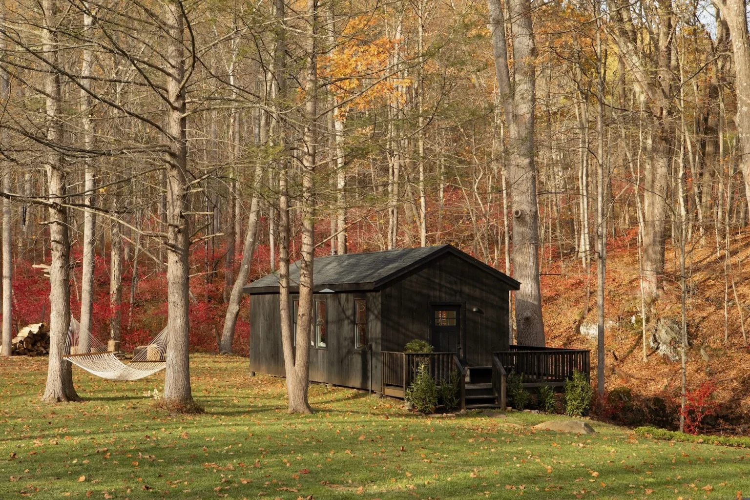 maison en bois dans la vallée de l'Hudson au milieu des arbres