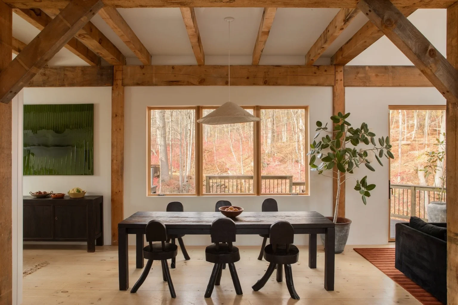 salle à manger avec poutres maison en bois dans la vallée de l'Hudson 