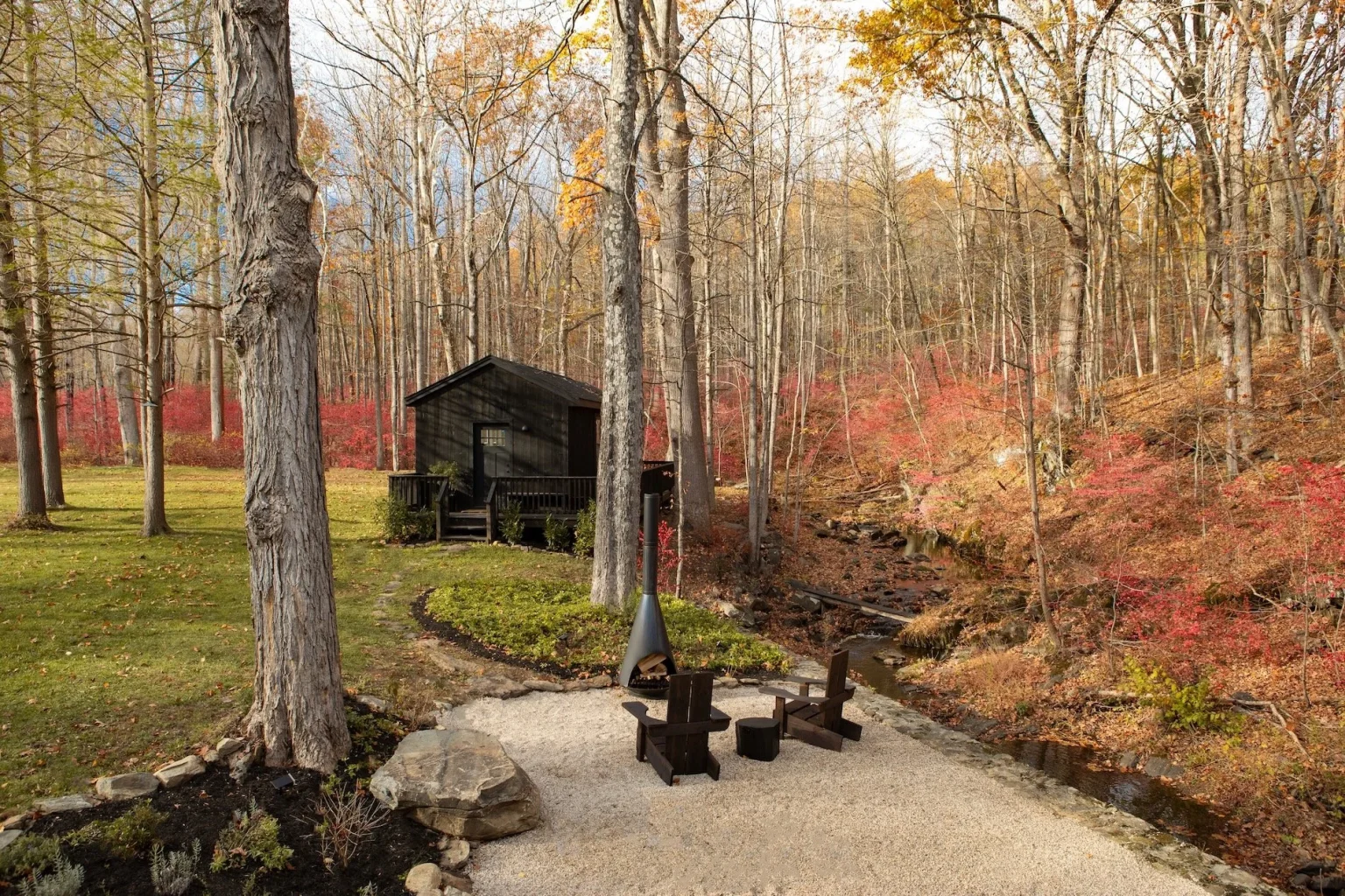 maison en bois dans la vallée de l'Hudson au milieu des arbres