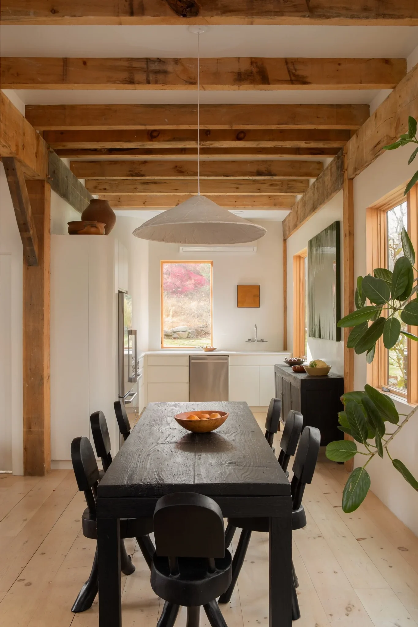 salle à manger avec poutres décoration contemporaine maison en bois dans la vallée de l'Hudson 