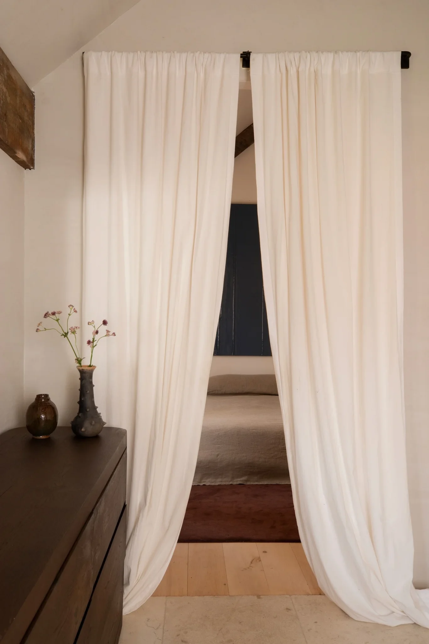 chambre fermée par rideau