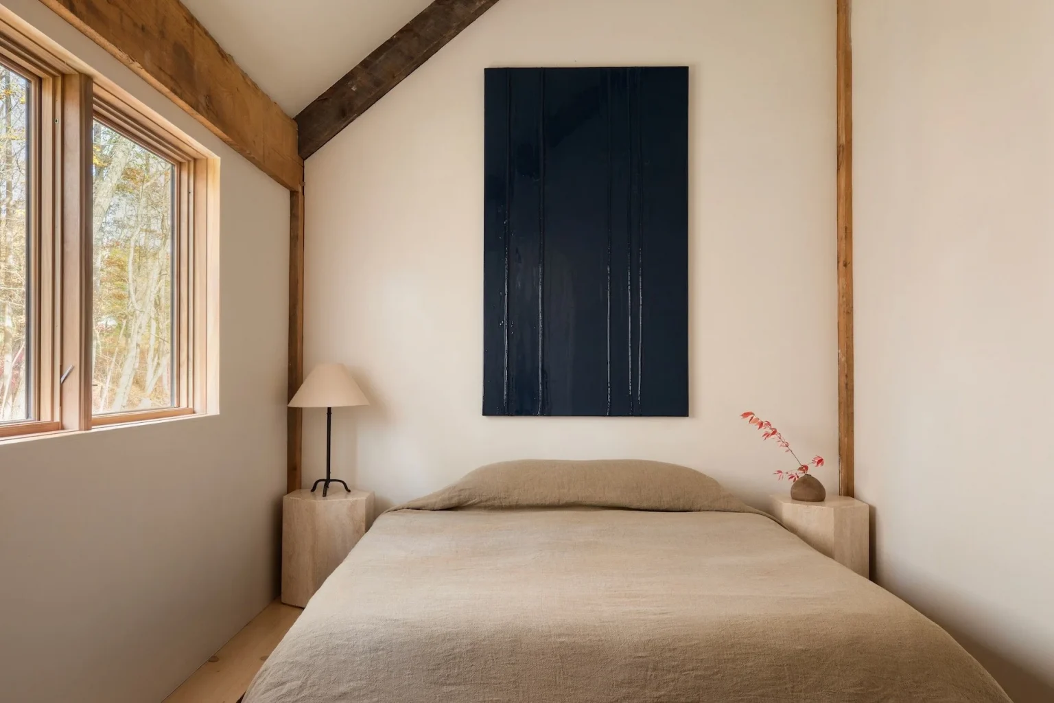 chambre minimaliste avec poutres