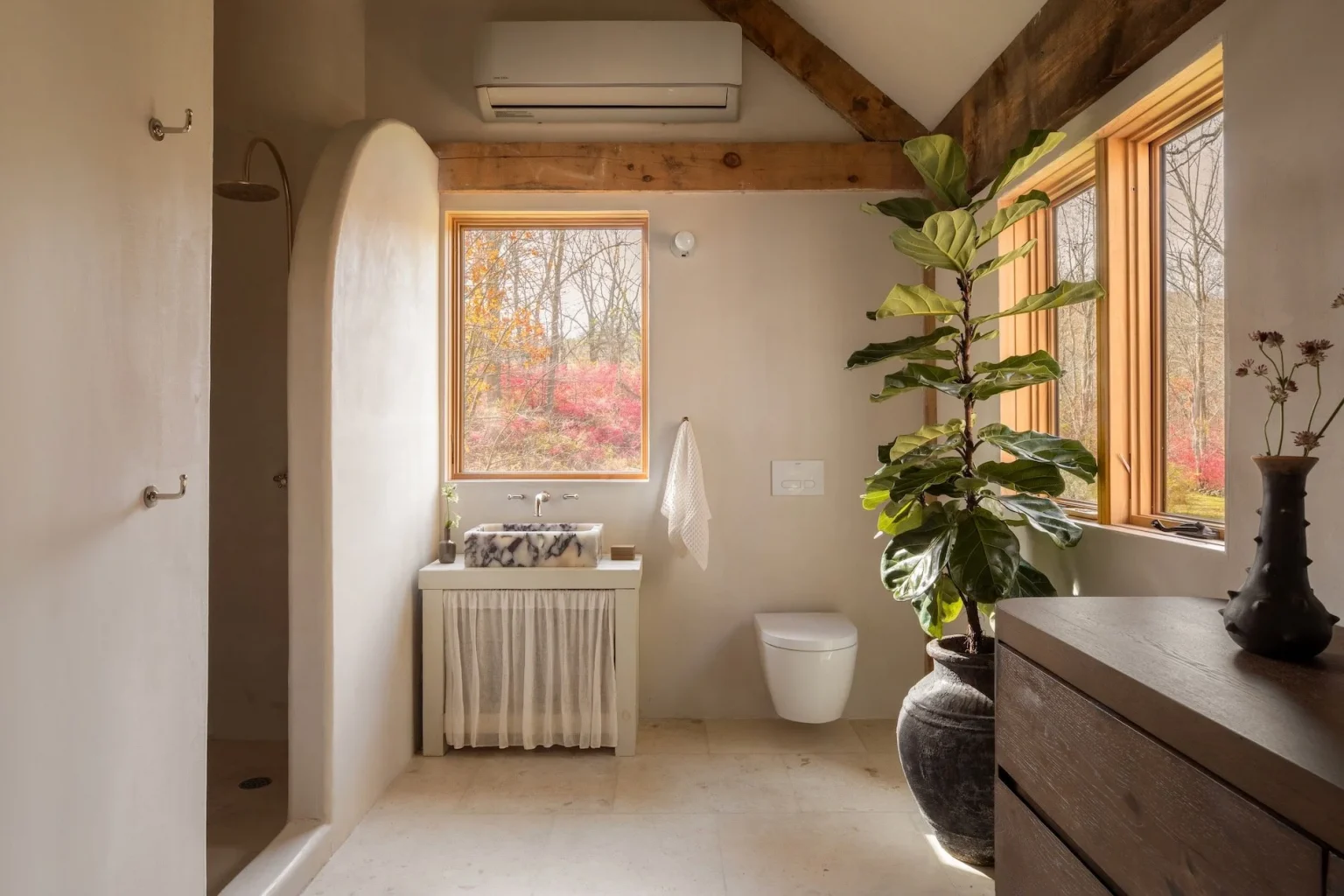 salle de bain contemporaine avec poutres