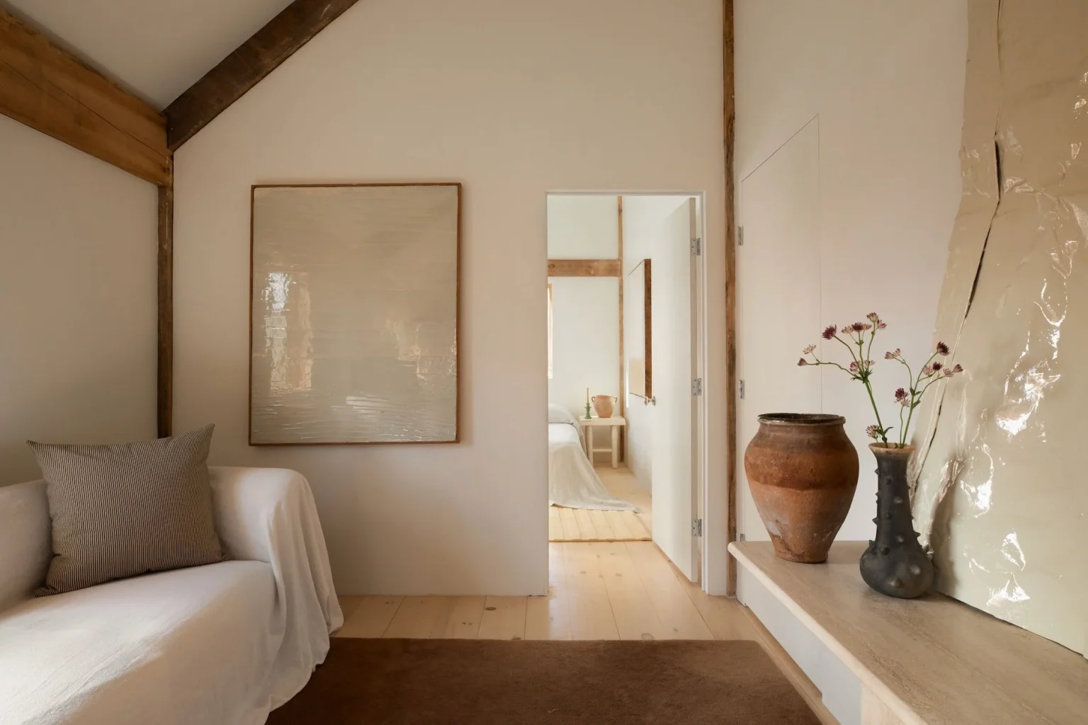 petite salon minimaliste et naturel avec poutres