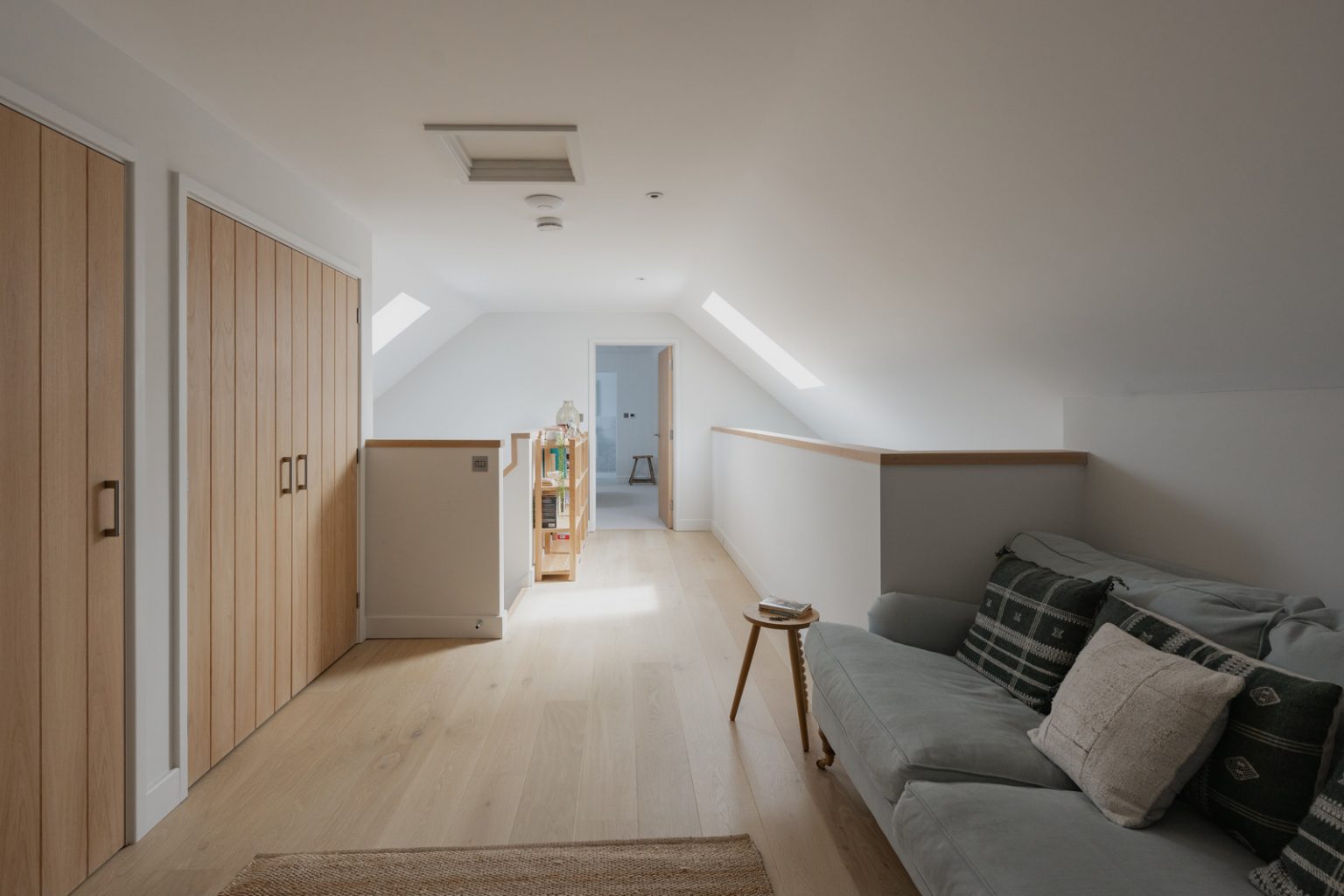 grand palier avec canapé décoration rustique naturelle