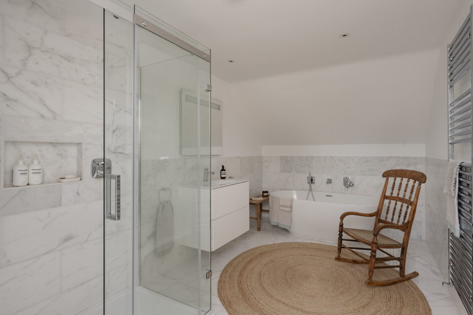 salle de bain design marbre blanc