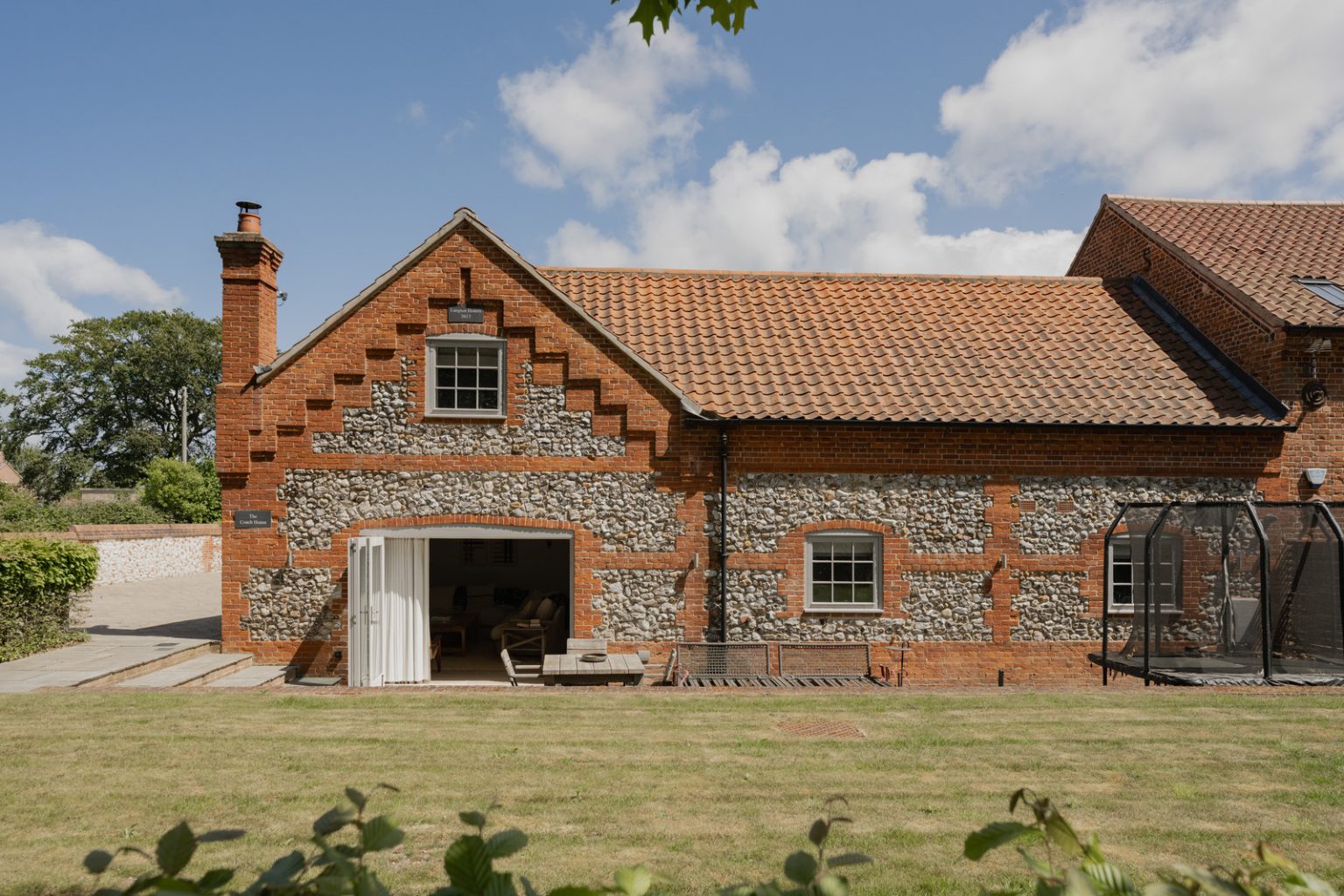 maison rustique chic façade briques et silex