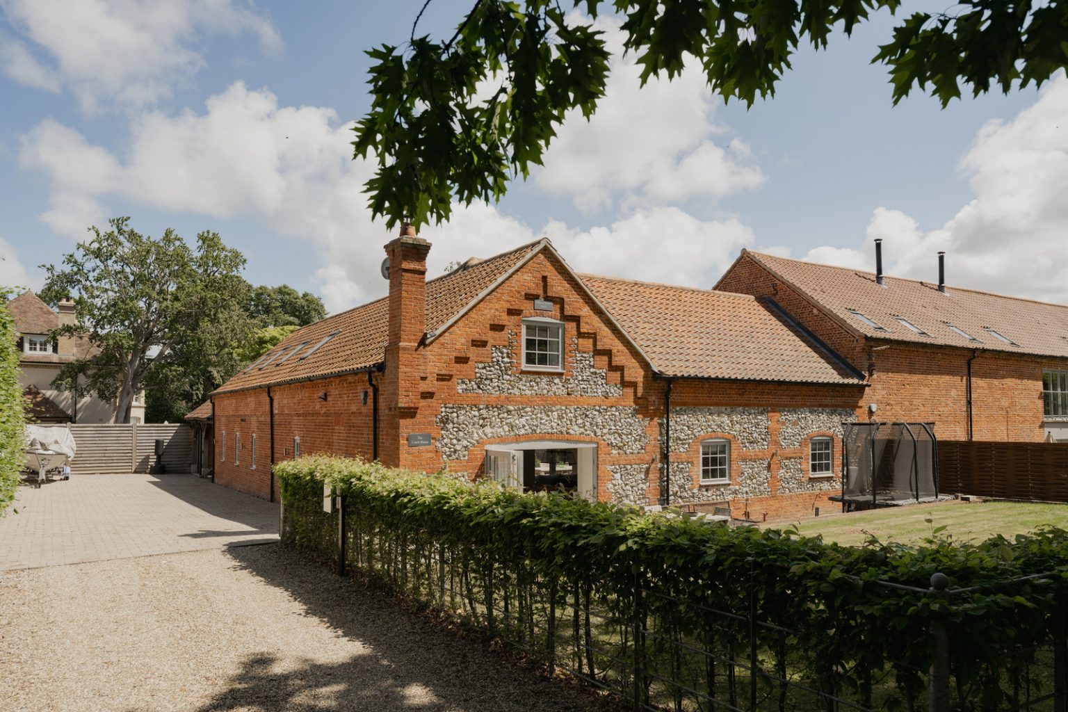 maison rustique chic façade briques et silex