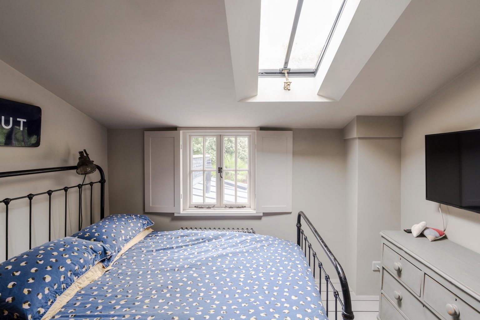 chambre mansardée maison ancienne rénovée de type cottage anglais