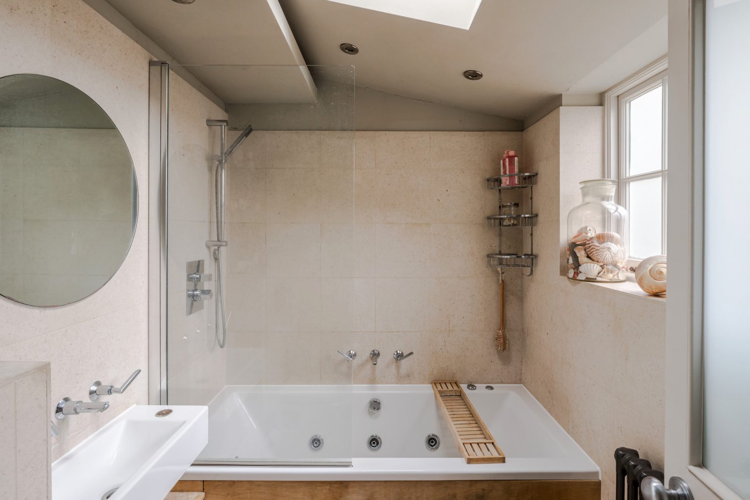 salle de bain maison ancienne rénovée de type cottage anglais