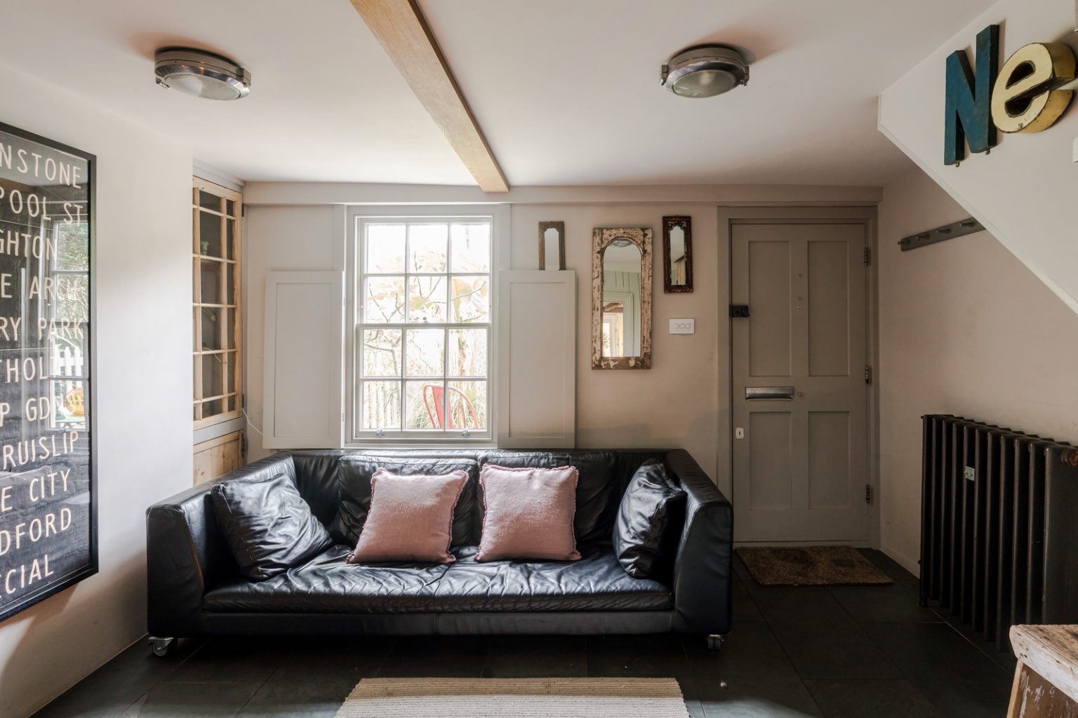 salon décoration rustique avec poutres maison ancienne rénovée de type cottage anglais