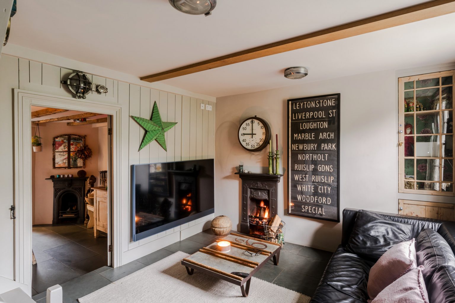 salon décoration rustique avec poutres et cheminée maison ancienne rénovée de type cottage anglais