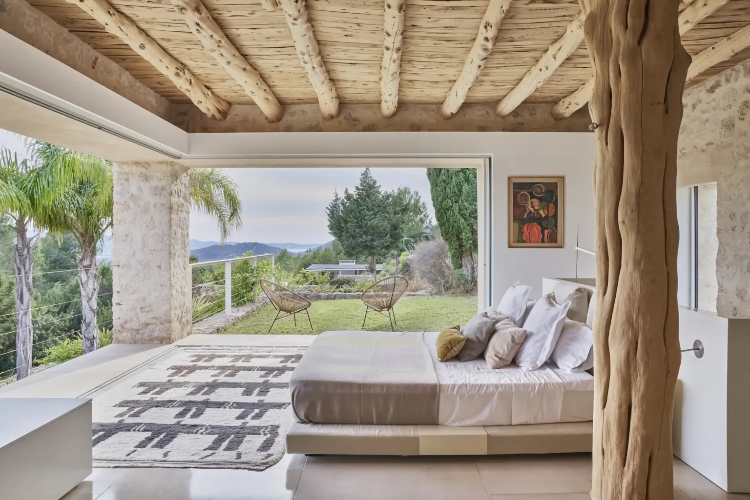chambre avec poutres et baie vitrée maison Ibiza décoration contemporaine