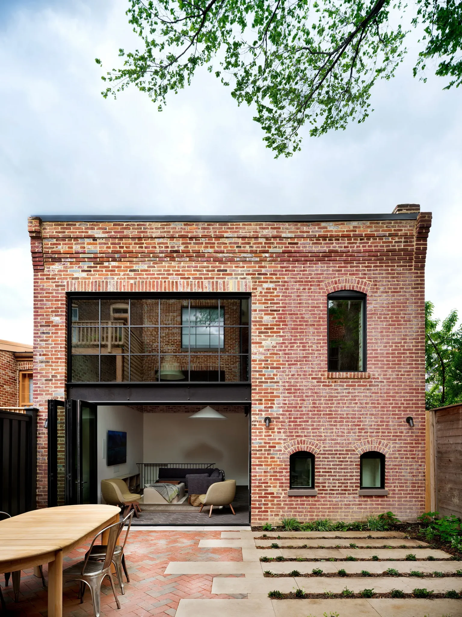 maison en briques anciennes rénovée décoration contemporaine