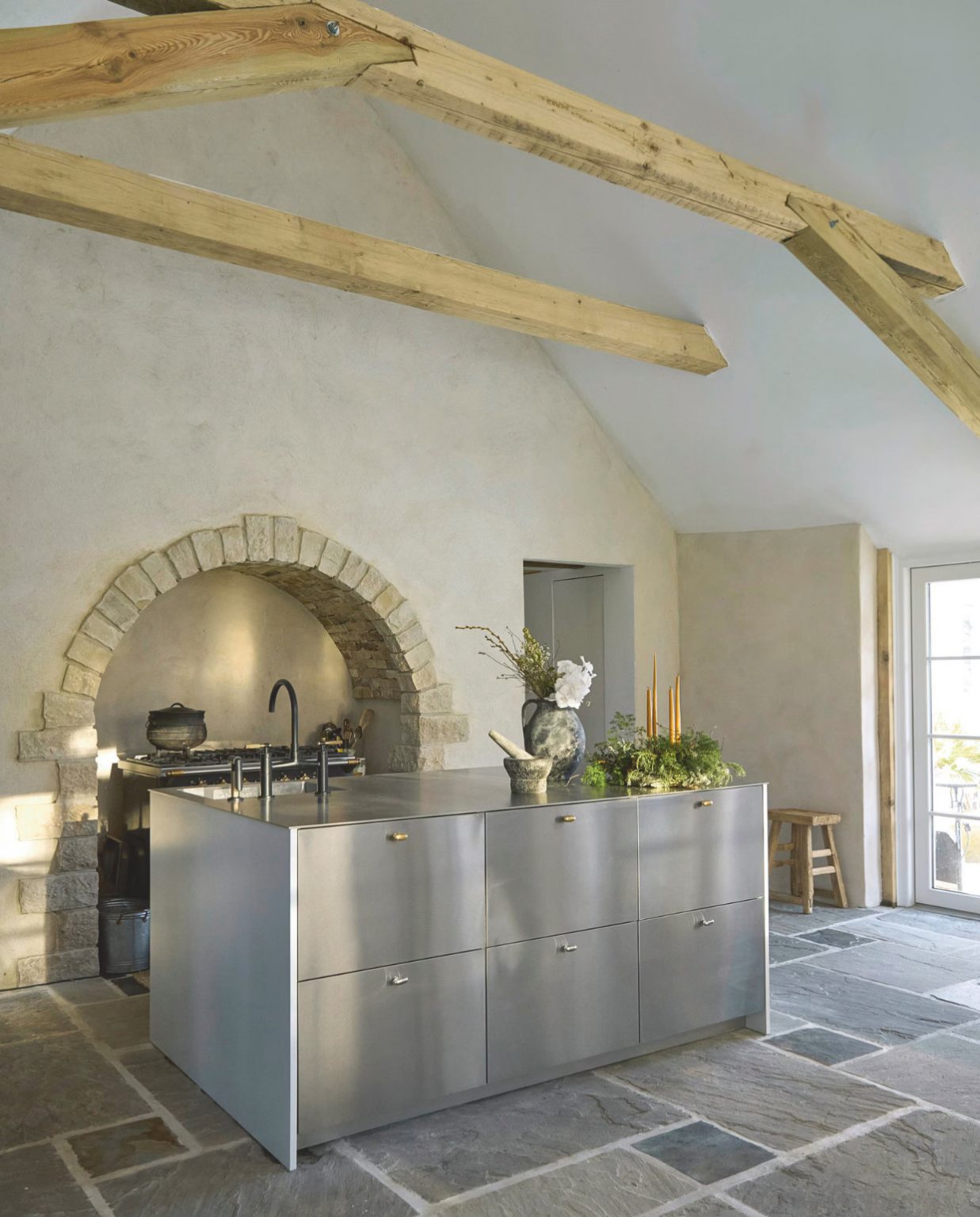 cuisine inox décoration design dans ancienne ferme rustique avec poutres