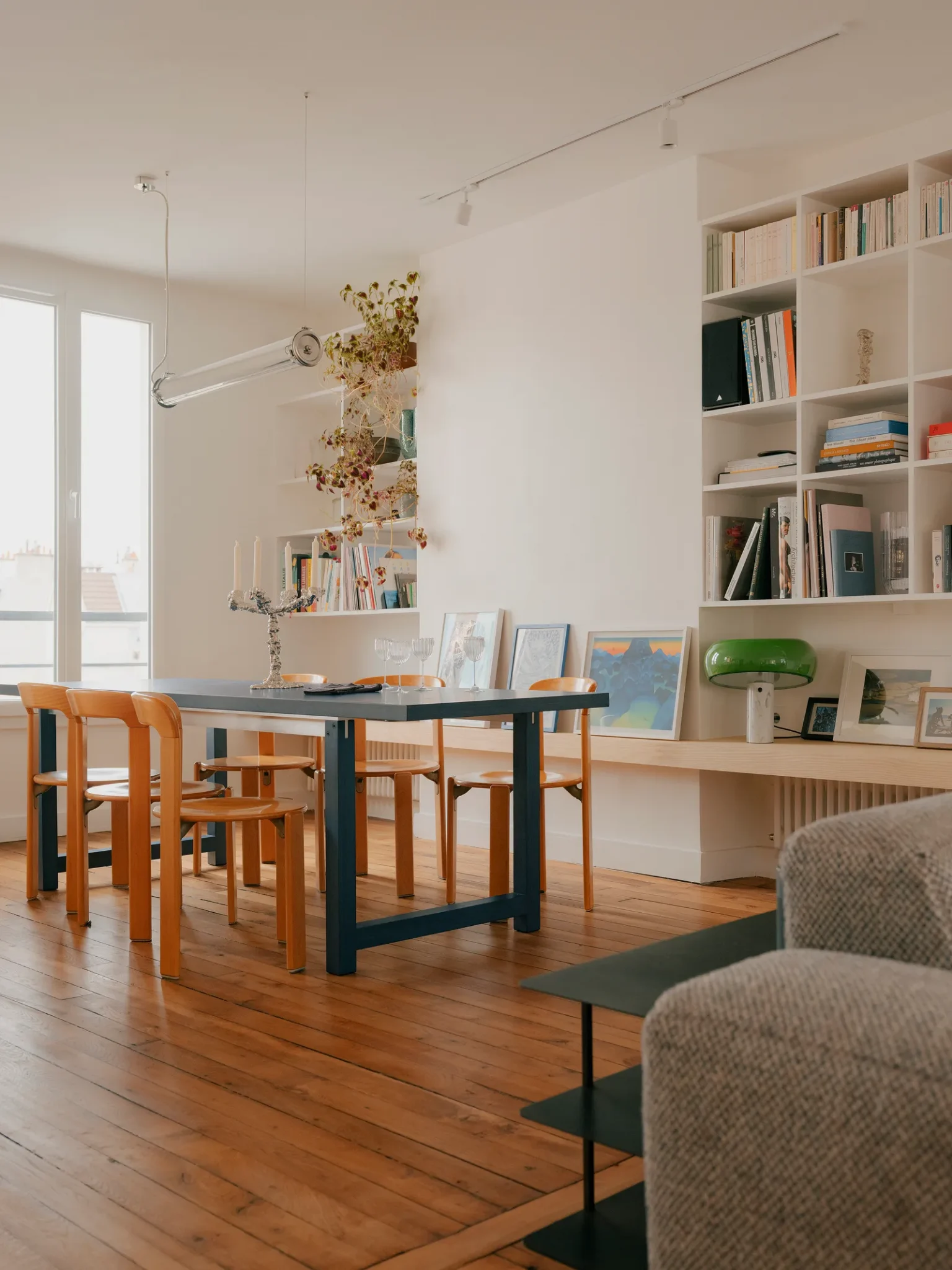 salon avec bibliothèque petit appartement parisien décoration contemporaine