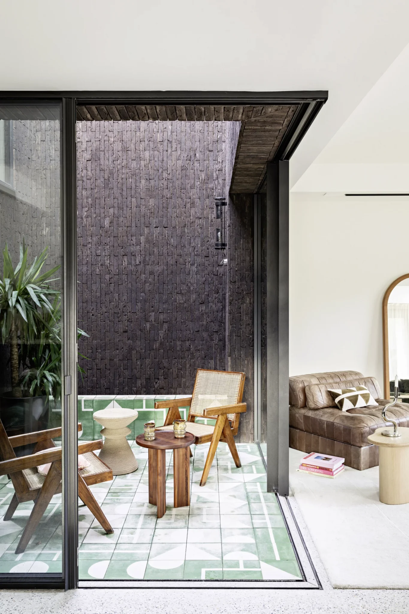 salon avec patio maison de ville près de Paris décoration contemporaine