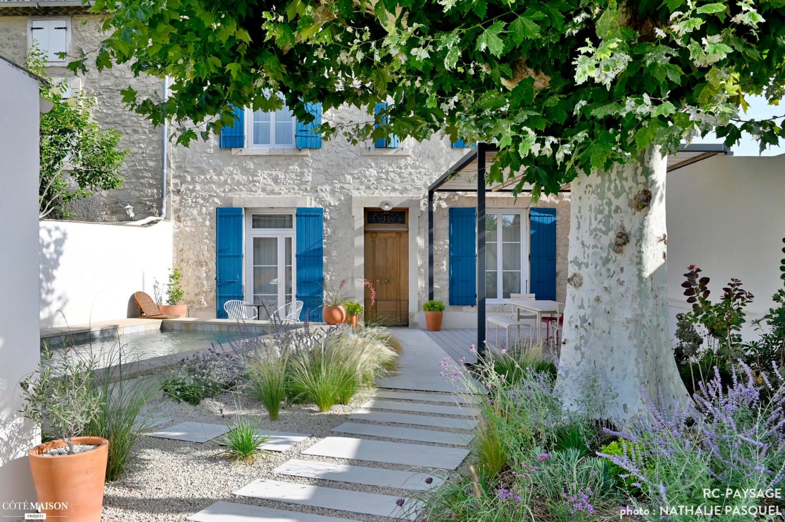 petit jardin de ville avec piscine maison de ville aux volets bleus Provence